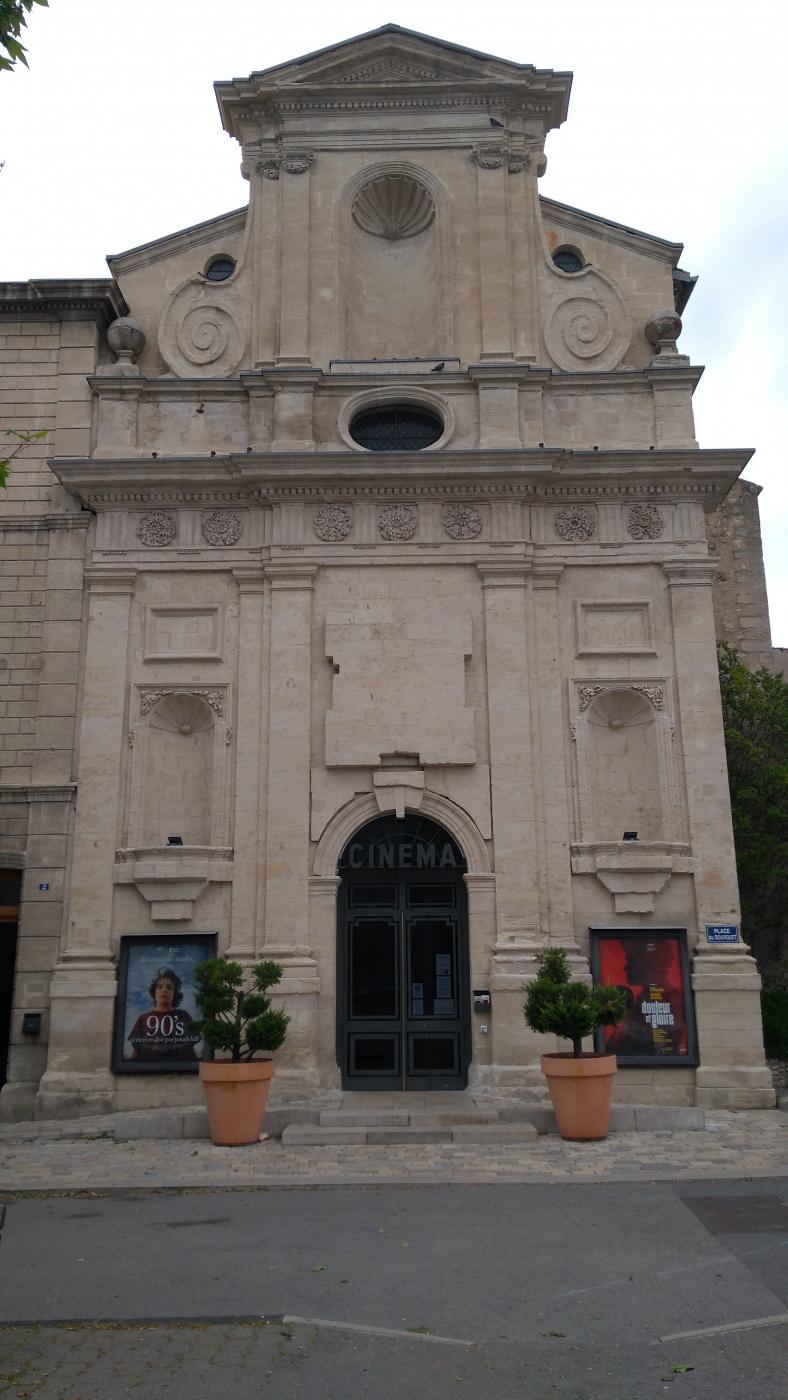 Réfection de la porte du cinéma de Forcalquier (04)